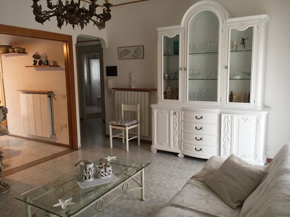 Een televisie en boeken