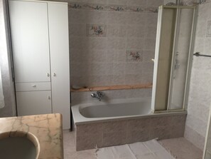 Ensemble douche/baignoire, sèche-cheveux, serviettes fournies, savon