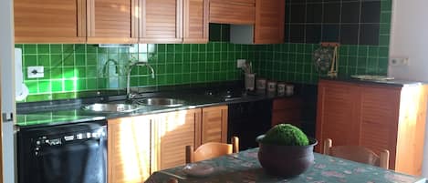 冷蔵庫、オーブン、食器洗い機、コーヒー / ティーメーカー