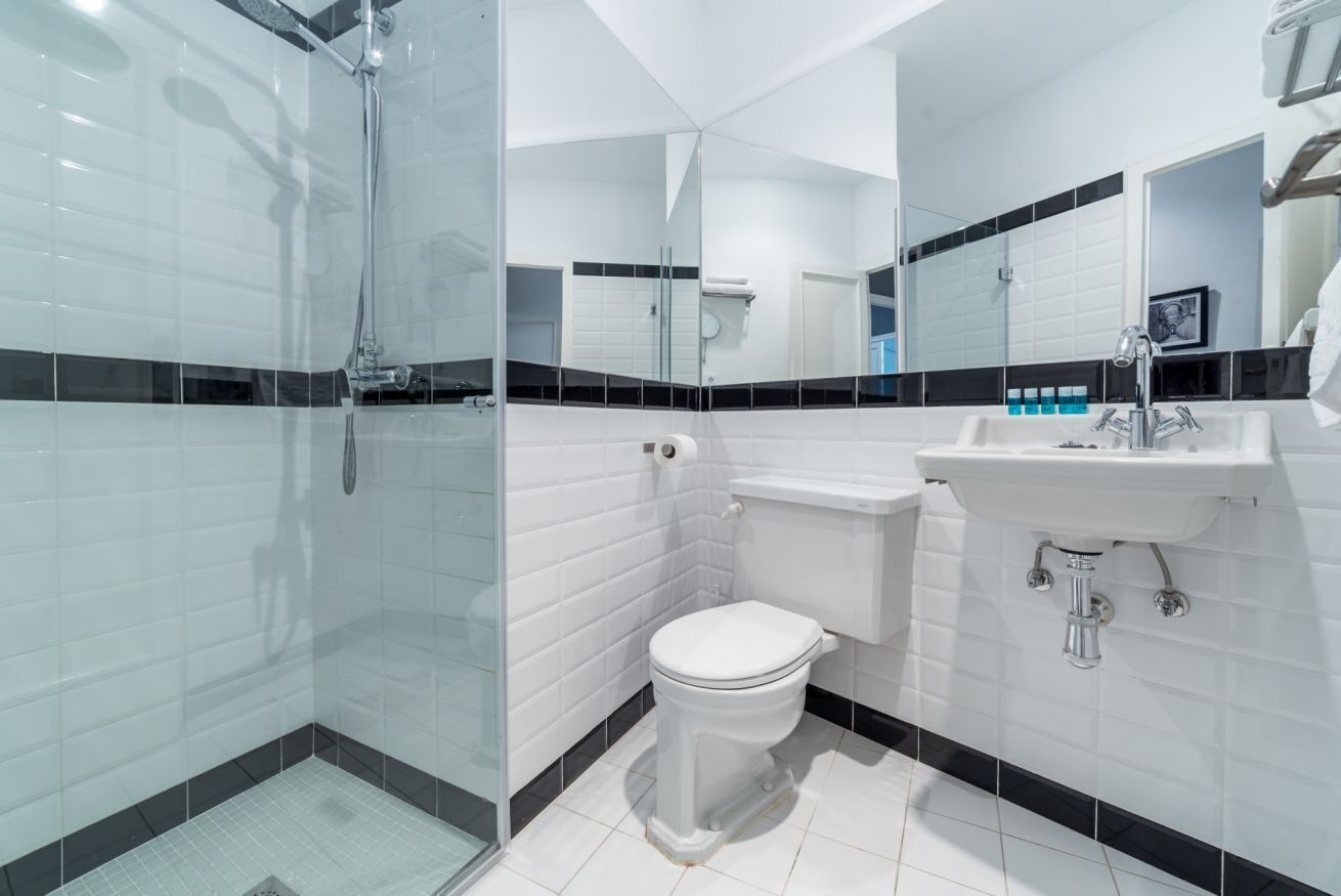 Een douche, een haardroger, handdoeken, toiletpapier
