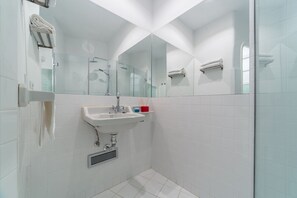 Dusche, Haartrockner, Handtücher, Toilettenpapier
