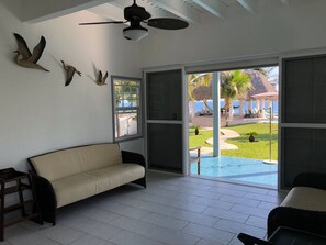 Zimmer, Mehrere Betten, Nichtraucher | Wohnbereich