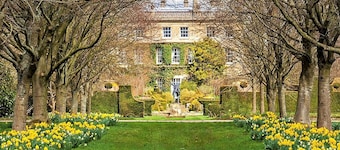 Tranquil cottage in Cotswolds with tennis court