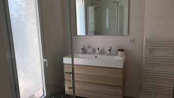 Chambre Double, 1 lit double, non-fumeur | Lavabo de la salle de bain