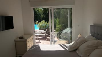 Cortinas blackout, tabla de planchar con plancha y cunas gratuitas