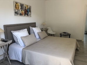 Cortinas blackout, tabla de planchar con plancha y cunas gratuitas