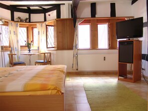 Minibar, bureau, draps fournis