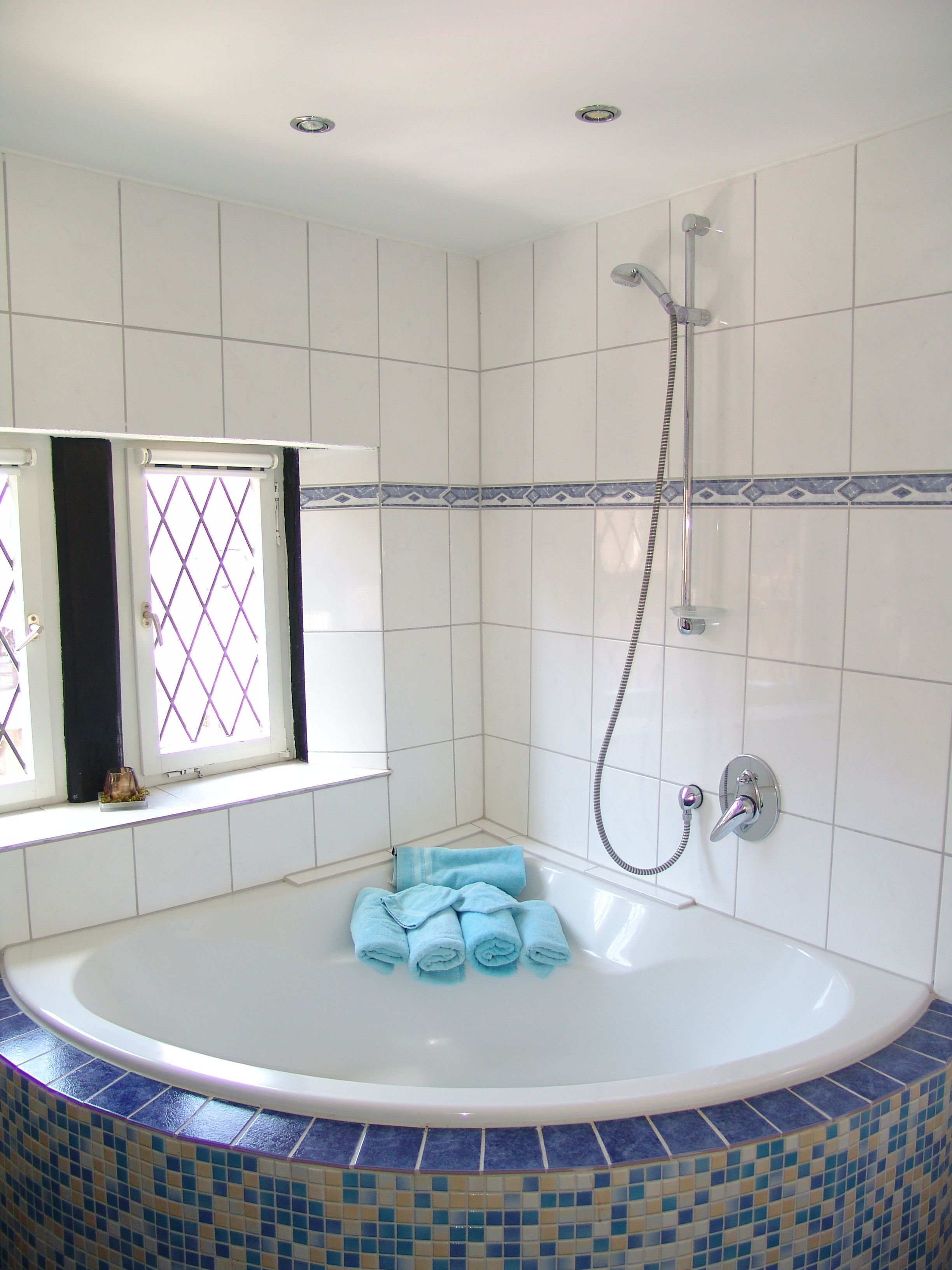Deep soaking bathtub