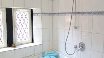 Deep soaking bathtub