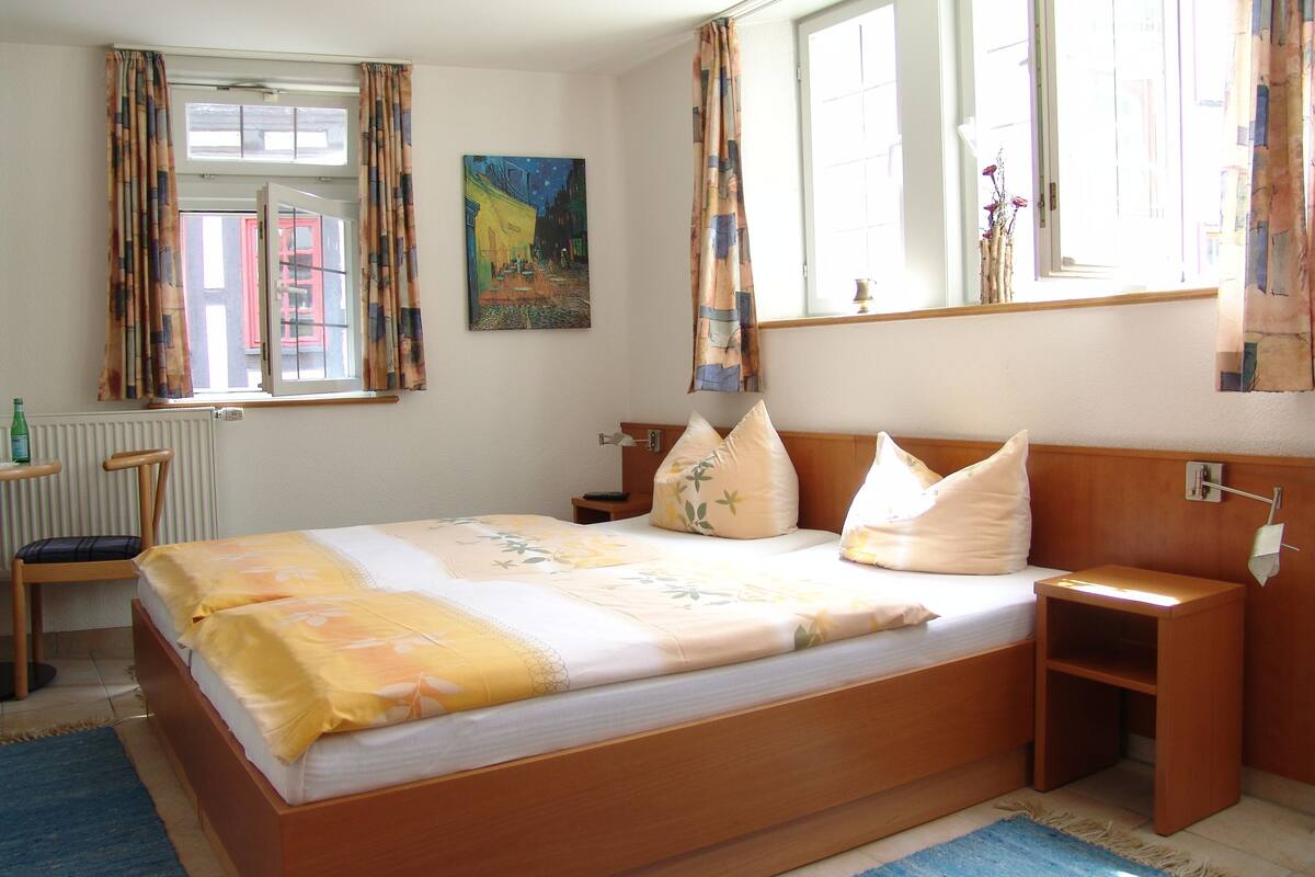 Een minibar, een bureau, beddengoed