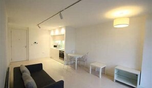 Living area - Serviced Apartments Leeds 5 (Leeds)