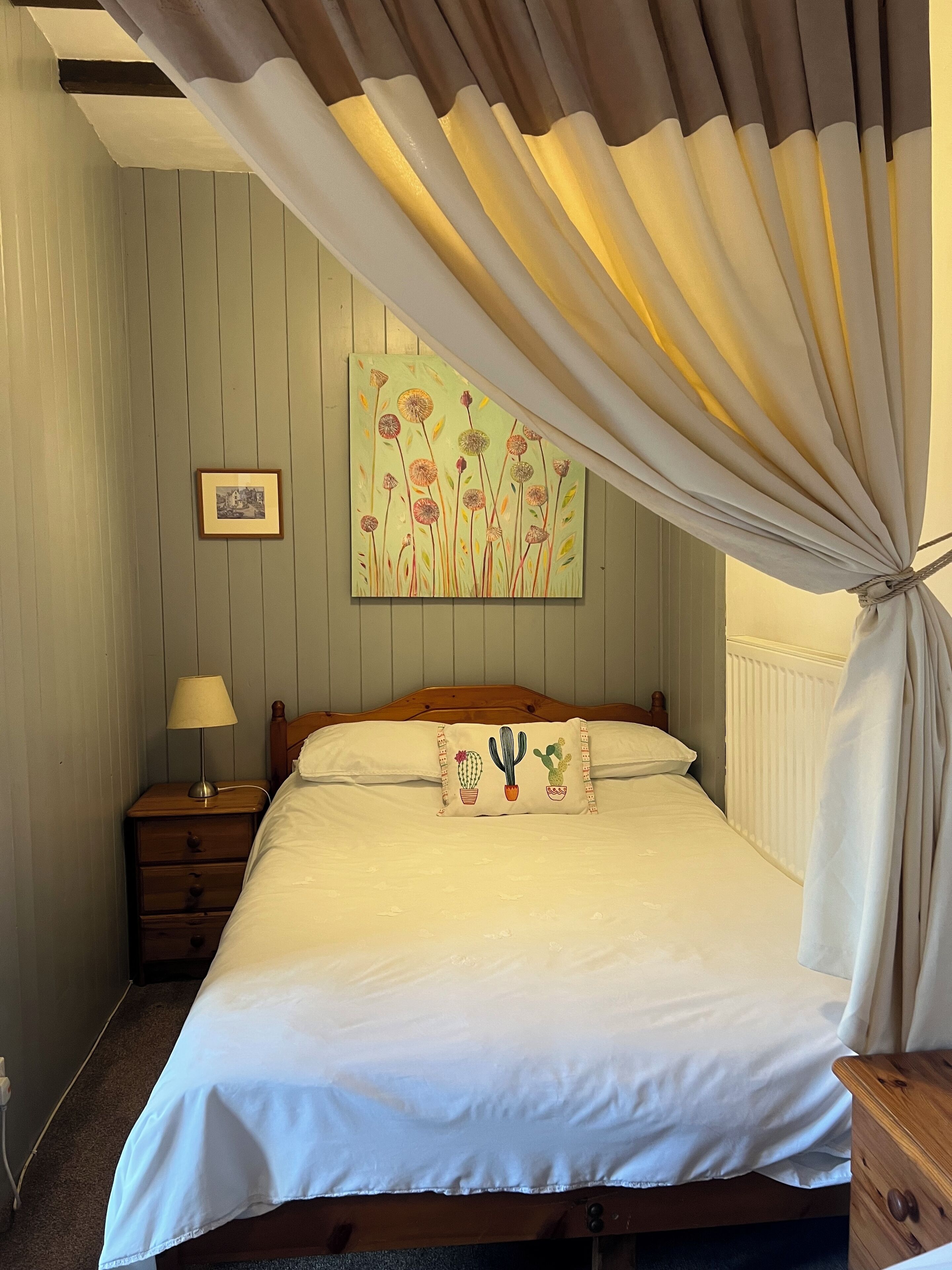 5 bedrooms, iron/ironing board, free WiFi, bed sheets