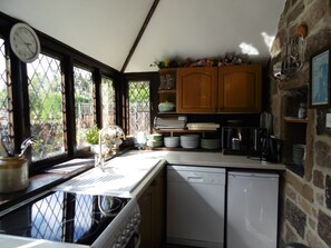 Fridge, microwave, oven, stovetop - Good Central Based (Holloway Matlock)