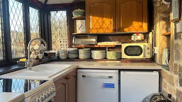 Een koelkast, een microgolfoven, een oven, een kookplaat