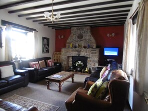 TV, DVD player, books - Good Central Based (Holloway Matlock)