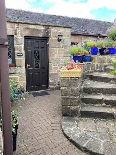 Hyvä Keskus Base lähellä Peak District, 5 makuuhuonetta, 3 suihkut, WiFi, SkyTV, 