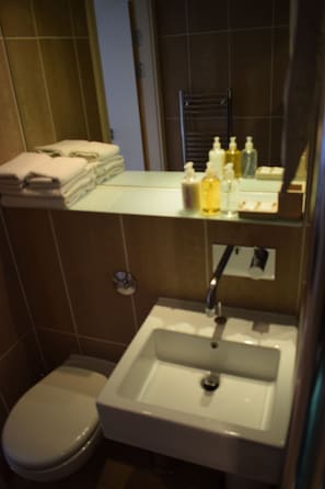 Studio | Bathroom amenities | Free toiletries, hair dryer, towels - Serviced Apartments Leeds 7 (Leeds)