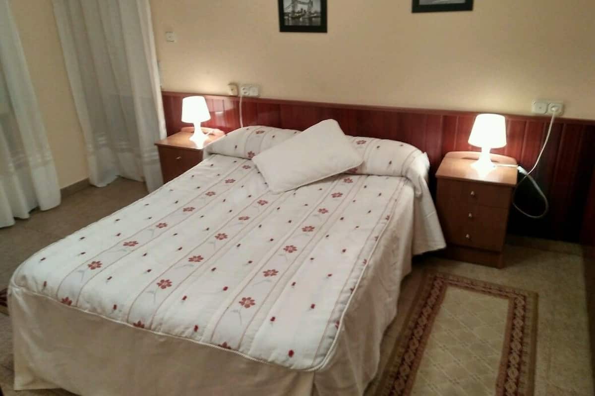 Chambre Double ou avec lits jumeaux | Bureau, lits pliants/supplémentaires, Wi-Fi gratuit, draps fournis