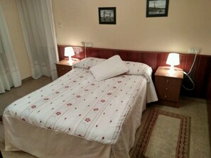 Dobbeltværelse med dobbeltseng eller 2 enkeltsenge | Skrivebord, ekstra senge (tillægsgebyr), gratis Wi-Fi, sengetøj