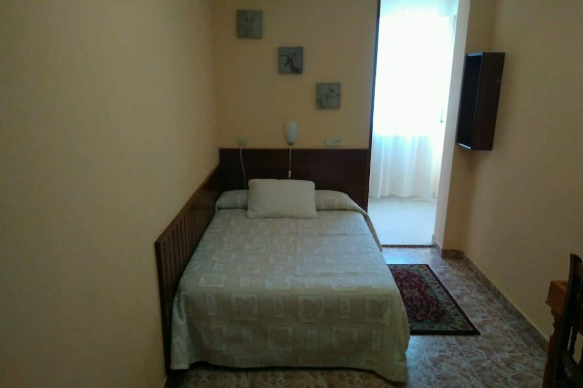 Chambre Simple | Bureau, lits pliants/supplémentaires, Wi-Fi gratuit, draps fournis