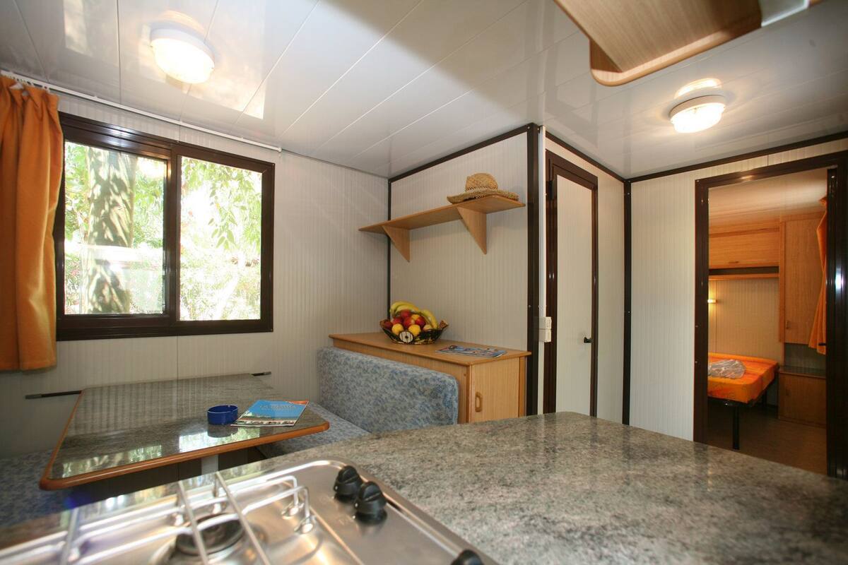 Fridge, cookware/dishes/utensils