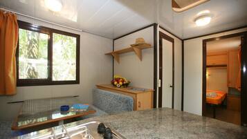 Fridge, cookware/dishes/utensils