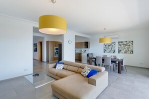 TV - Stunning Seafront Lux Apt, Fort Cambridge wt POOL (Sliema)