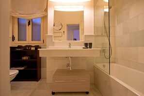 Combined shower/bathtub, hair dryer, bidet, towels