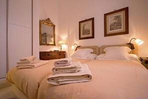 3 slaapkamers, een bureau, een strijkplank/strijkijzer, wifi