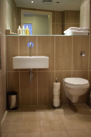 Studio | Bathroom | Free toiletries, hair dryer, towels - Serviced Apartments Leeds 8 (Leeds)