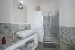 Dusche, Haartrockner, Bidet, Handtücher