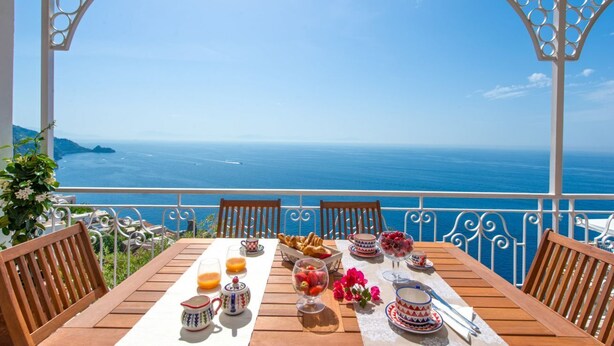 A table set for breakfast with a view of the sea. - Casa Mimì in Moressa area (Praiano)
