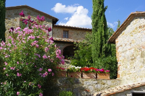 Arco al Poggio, Arceno Rentals Club, Spacious Chianti Apt, Pool, Concierge, WiFi