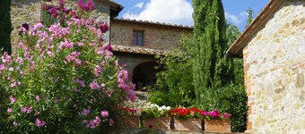 キャンティ、プール、コンシェルジュ、ワイン＆カクテルバー、無料のWiFiにふさわしい広々とした豪華なアパート、ビデオを参照してください！