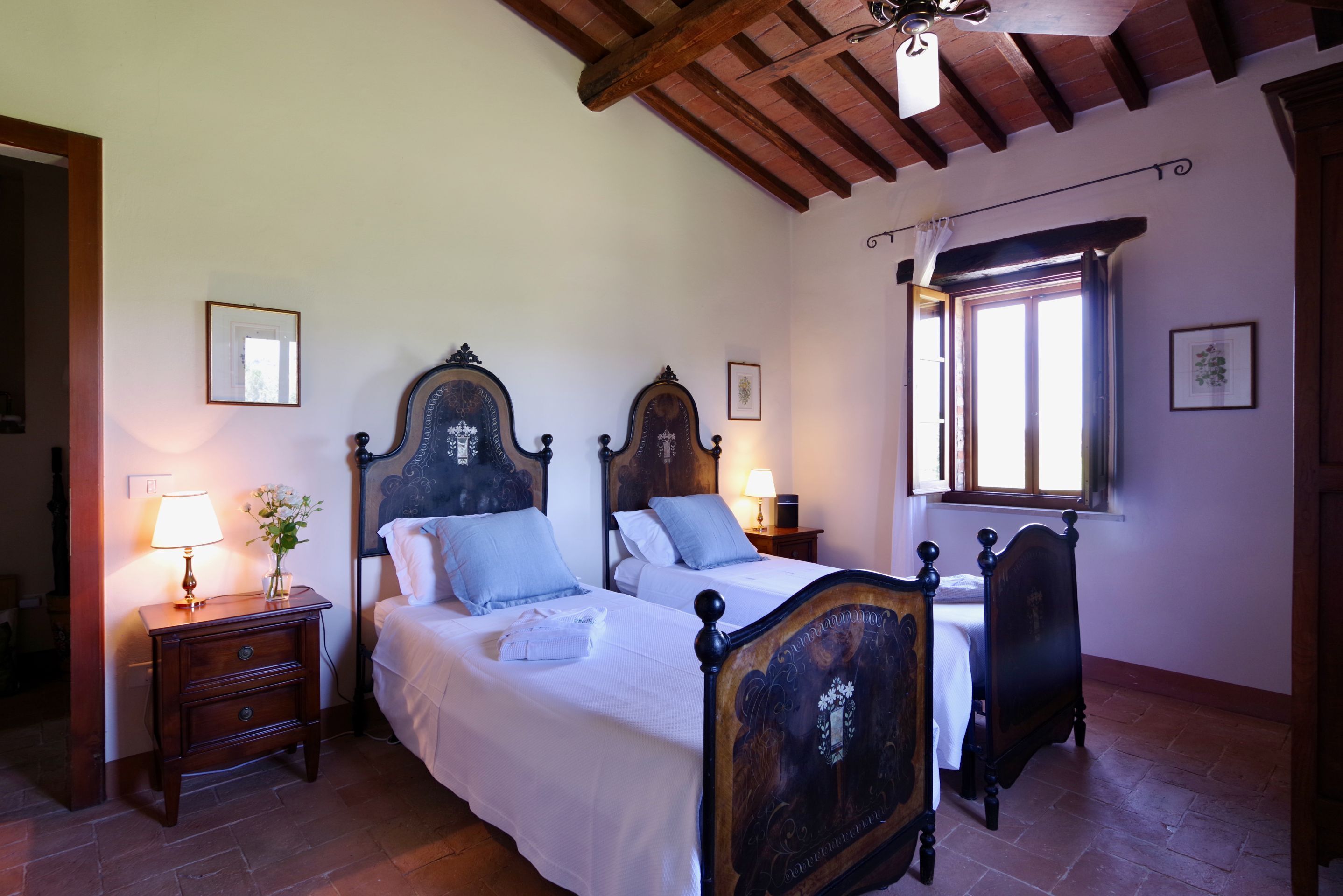 2 habitaciones, tabla de planchar con plancha, cuna de viaje y wifi 