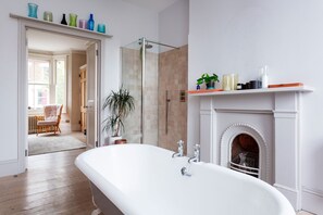 Badewanne, Haartrockner, Handtücher