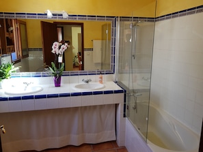 Duschwanne, Haartrockner, Bidet, Handtücher