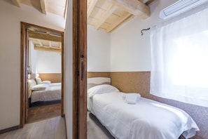 2 habitaciones, insonorización y tabla de planchar con plancha