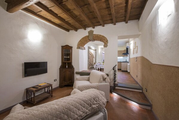 Smart TV, fireplace