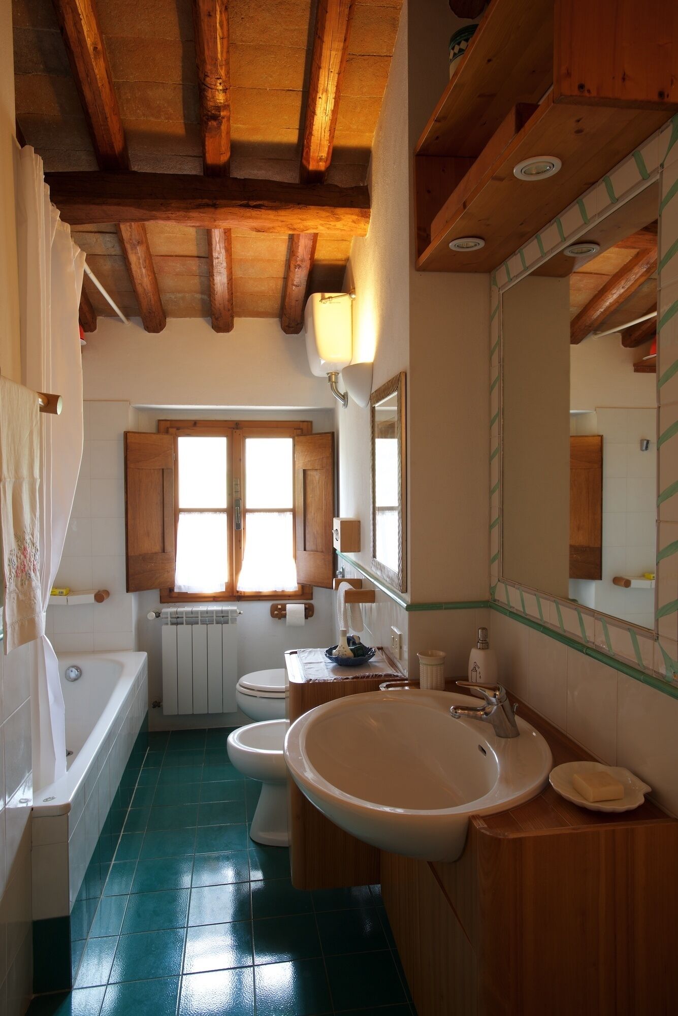Villa MURGIANO's large Green Bathroom for both Twin Bedroom & Tower  Loft