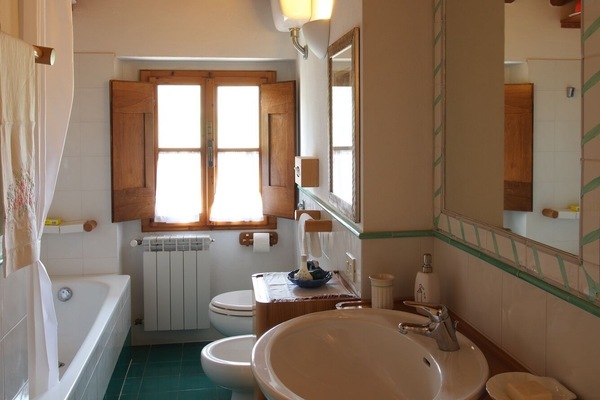 Villa MURGIANO's large Green Bathroom for both Twin Bedroom & Tower Loft