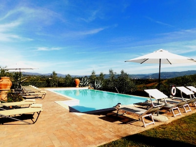 Spectacular Villa sleeping 12, Large private Pool, 9 km South of Florence City