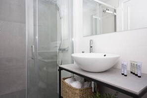 Dusche, Haartrockner, Handtücher