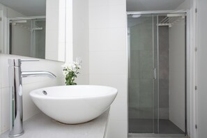 Dusche, Haartrockner, Handtücher