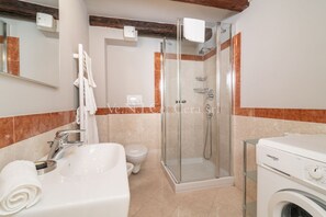 Douche, articles de toilette gratuits, sĂšche-cheveux, bidet