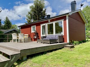 Outdoor dining - Idyllic holiday home near Örkelljunga, sun terrace, wood-burning stove, forests and lakes (Örkelljunga)
