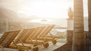 Three wooden lounge chairs on a wooden deck with a view of the sea and mountains. - Plunge pool, terraces, garden, BBQ & lounge [A] (Icod de los Vinos)