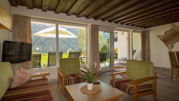 43-inch flat-screen TV with satellite channels, TV, Netflix