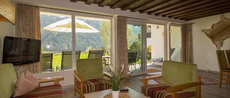 Een 43-inch flatscreentelevisie met satellietzenders en een televisie