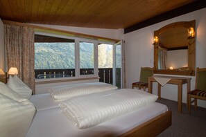 Hypo-allergenic bedding, in-room safe, desk, soundproofing - Chalets St. Wendelin (Telfs)